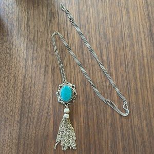 Vintage Womens golden costume necklace (long)
